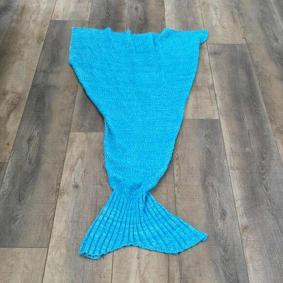 Mermaid Knitted Tail Blanket - Picture 1 of 9